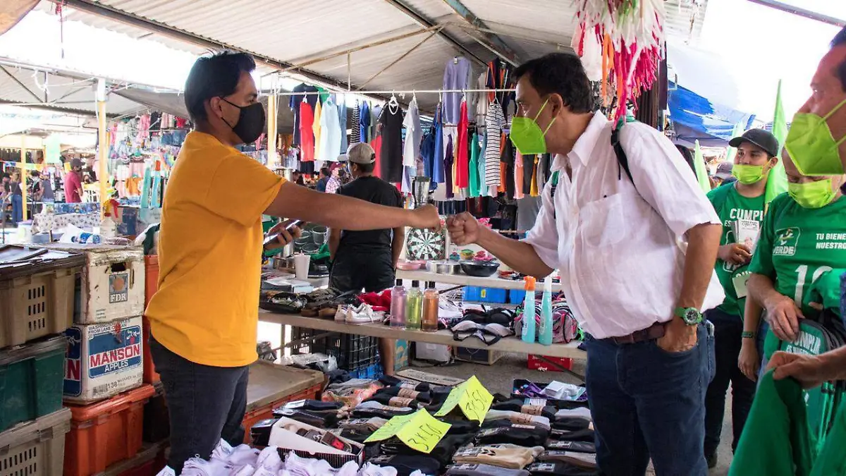 El candidato del PVEM Salvador Cosío visita el tianguis del Sol en Zapopan